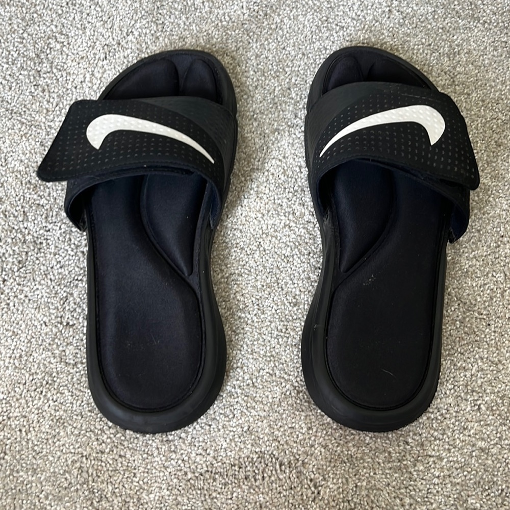nike black velcro slides - size 9.5